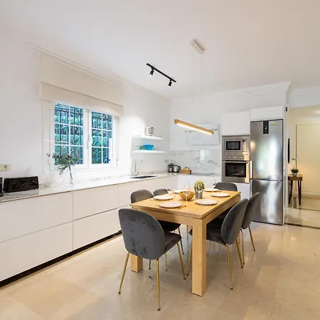 Luxury By Aora Apartment